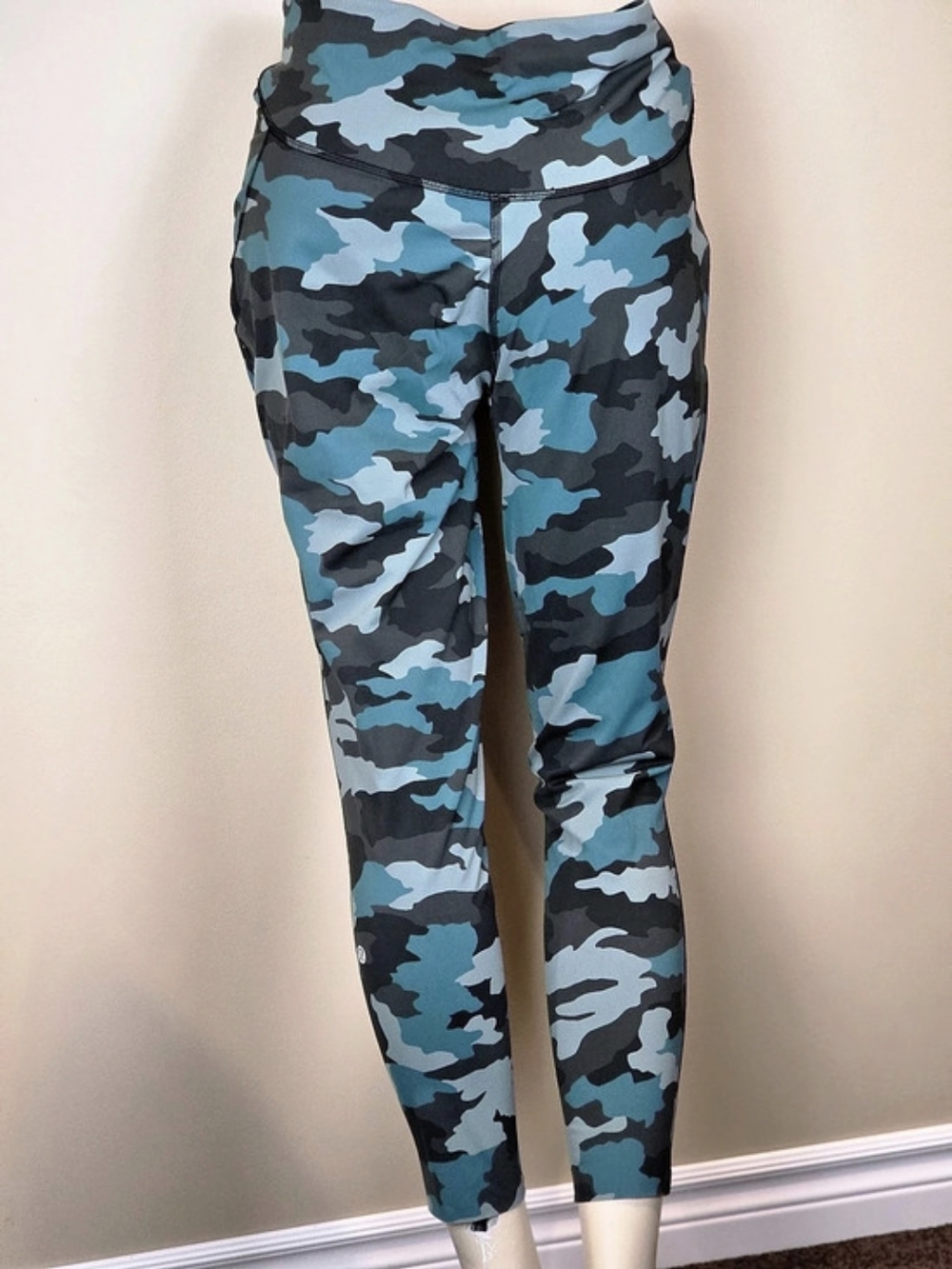 Size 14 Lululemon HR Wonder Train Camo Leggings in Heritage 365 Camo Tidewater